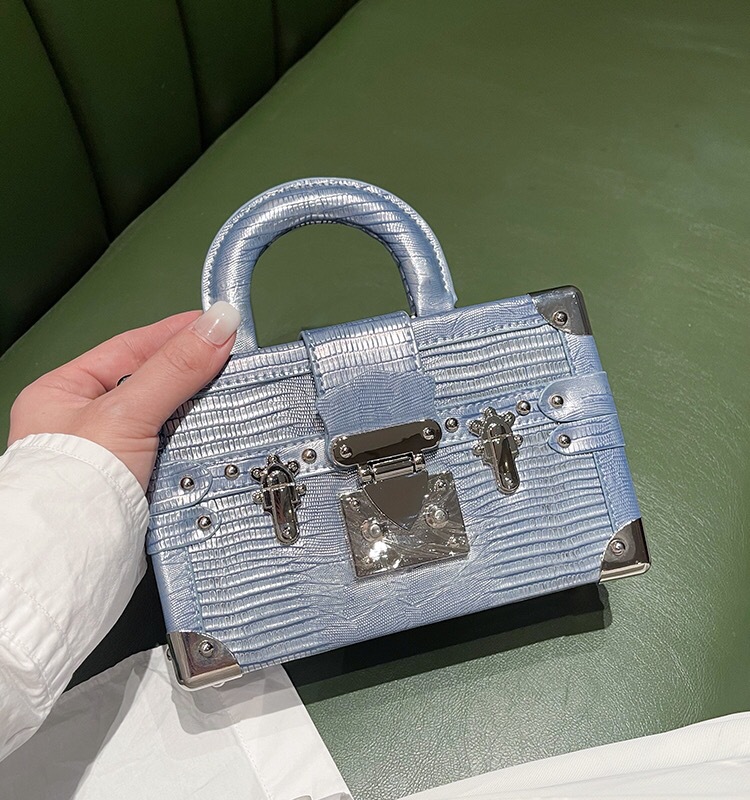 Luxury Bags Logo - حقيبة حفاضات أنيقة بتصميم عصري وشعار