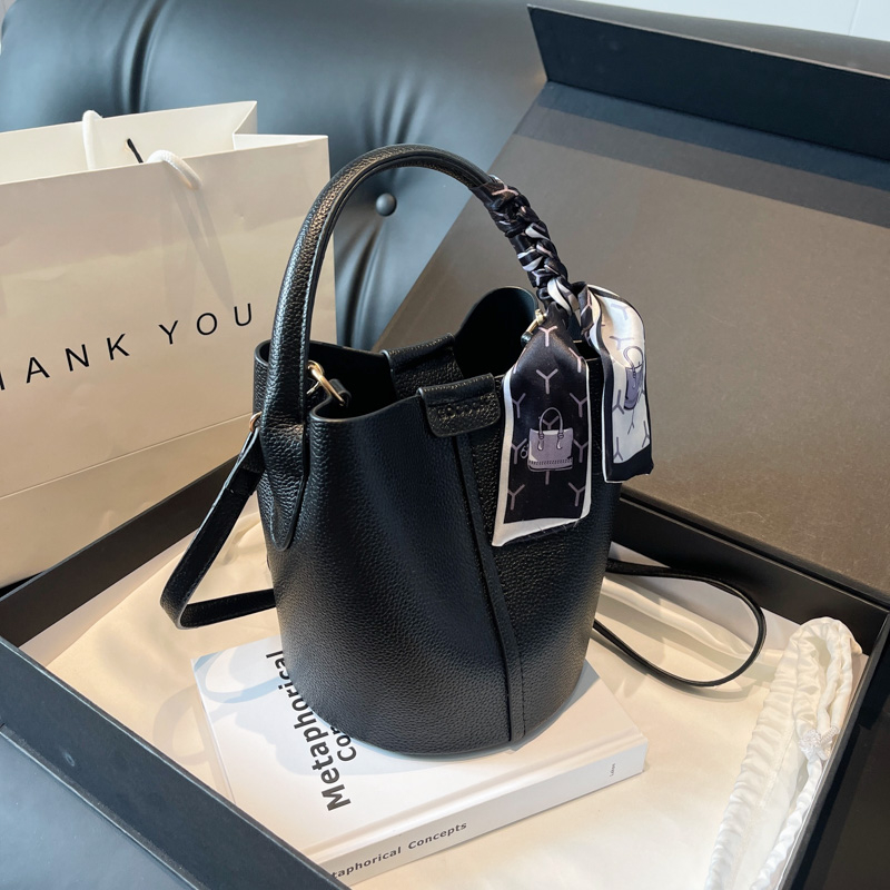 حقائب كتف وحقائب كروس باللون ا - مراجعة Luxury Bags For Women Sale وسعره