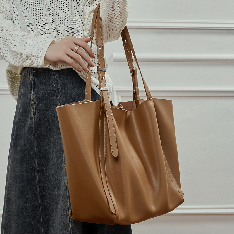 حقائب كتف كبيرة من الجلد الطبي - مراجعة Luxury Bags Coach وسعره