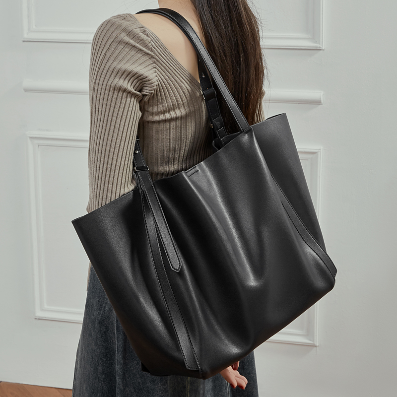 حقائب كتف كبيرة من الجلد الطبي - مراجعة Luxury Bags Coach وسعره